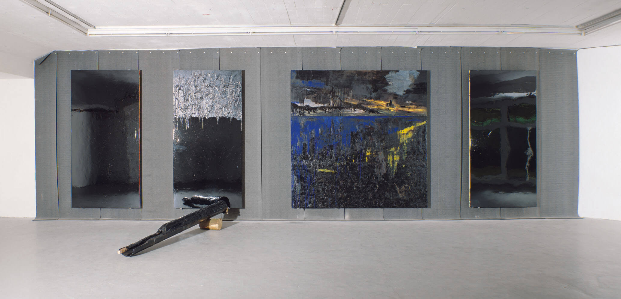 Bernd Zimmer | Spiegel der Diana, 1989 | Teer, Öl, Pigment auf Holz; Teer, Eisen | 300 × 750 × 350 cm, 5-teilig | WVZ 811